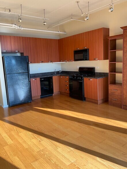 Kitchen with microwave, stove, dishwasher, fridge w/ice maker, sink garbage disposal - 212 E Cullerton St