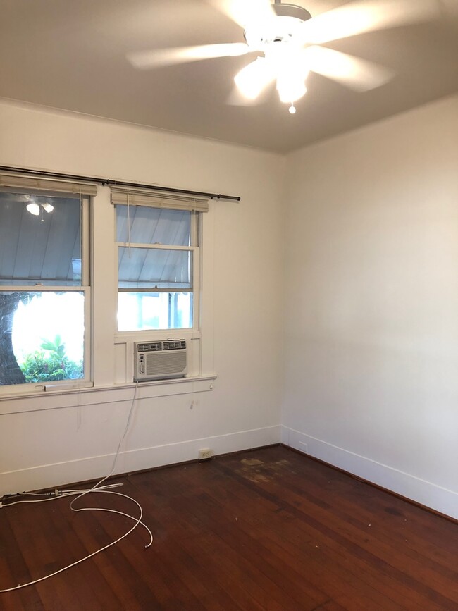 Building Photo - Charming Studio w/ Full Kitchen in Kaimuki!