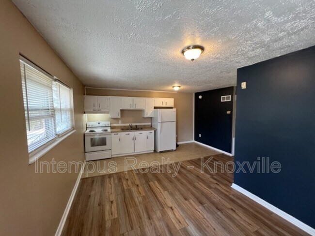 Building Photo - 328 Dahlia Dr