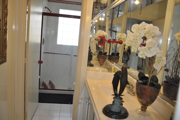 Hallway Bathroom - 9303 E Parkhill Dr