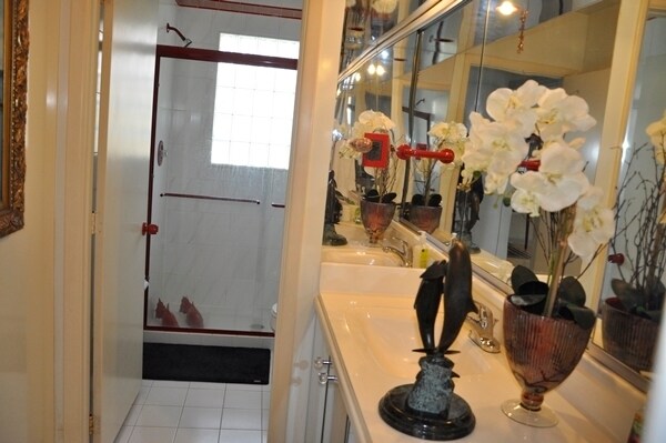 Hallway Bathroom - 9303 E Parkhill Dr