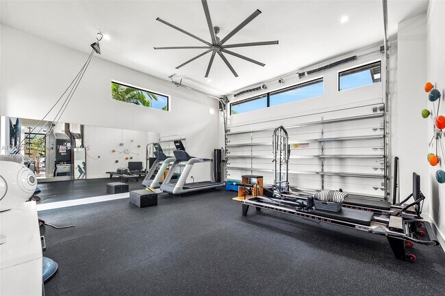 Building Photo - 3701 NE 26th Ave