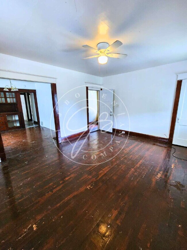 Building Photo - $400 deposit! Spacious upper duplex with i...