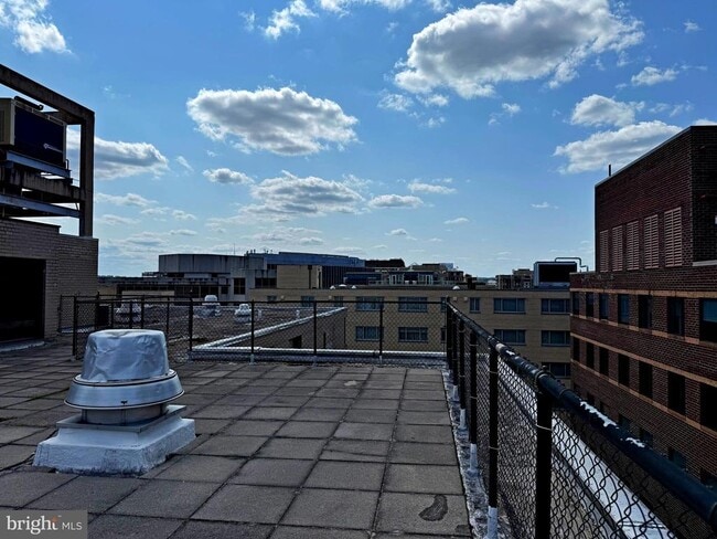 Building Photo - 522 21st St NW