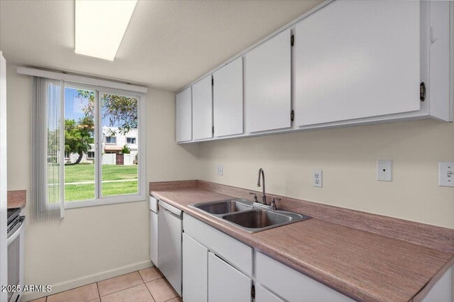 Building Photo - 7842 E Rovey Ave