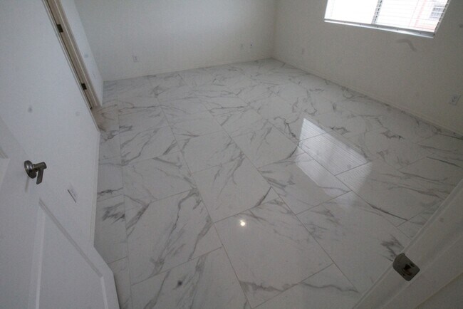 Building Photo - 5523 W Monterey Dr