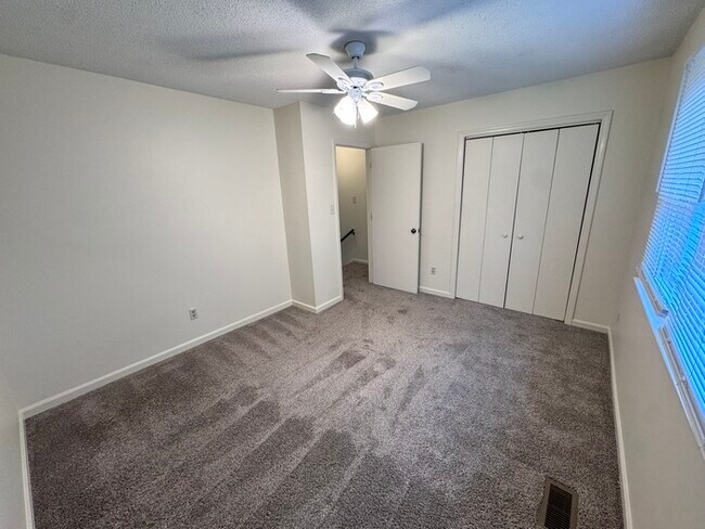 Building Photo - Adorable 2 bed 1 bath townhome! Short Dist...