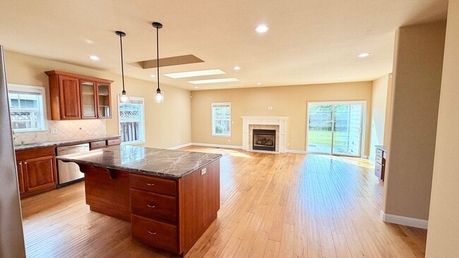 Building Photo - Desirable Mountain View 4 Bed + 3.5 Bath + Office Home. Close to Downtown Mountain View. Great Lo...