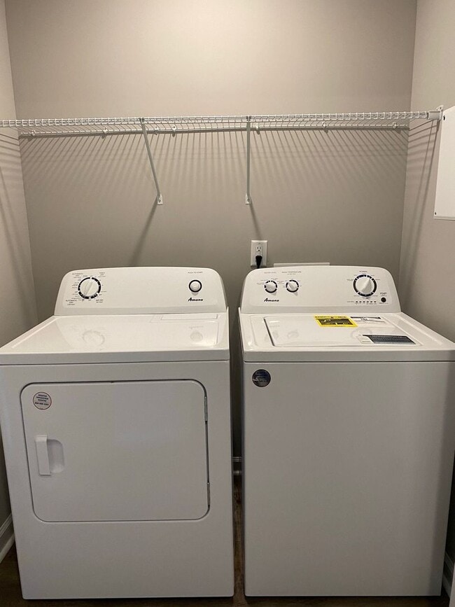 Building Photo - Brand New 2 Story Duplex!!  Close to Downtown with 3 bedrooms and 2 baths.