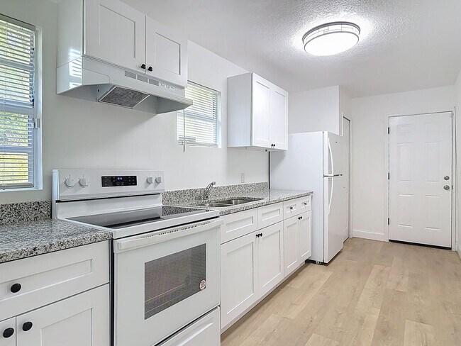 Building Photo - 2 bed/1.5 bath Single-Family Home on Large Lot in Sanford!