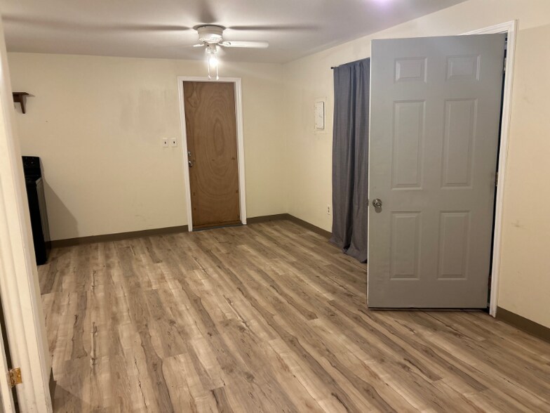 Building Photo - 2652 Merwyn Rd