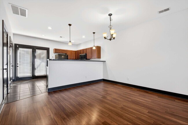 Building Photo - Great Location!