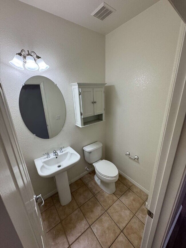 Building Photo - 3 Bed 3.5 Bath Summerlin