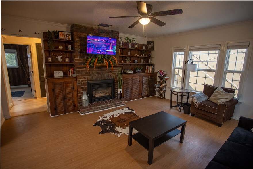 Living room - 4271 Rosilyn Dr