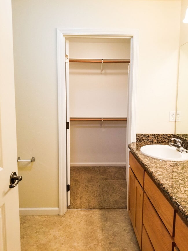 Building Photo - Great two bedroom, two bath unit in East Medford