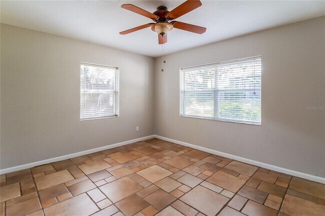 Building Photo - 1197 W Lakeview Cir