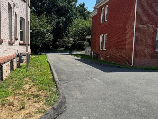 Building Photo - 117 Sigourney St
