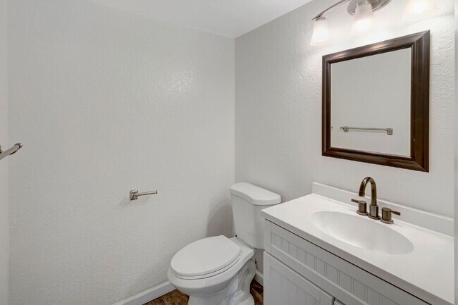 Building Photo - Stunning Bay Ho Townhome with Resort-Style...