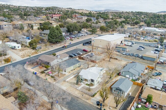 Building Photo - Adorable home on over-sized lot!