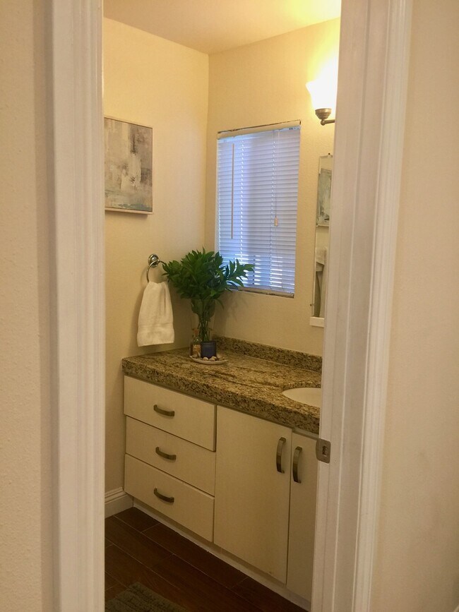 Building Photo - Luxury One Bedroom Apartment in La Jolla Village! Shared Garage Parking! AC! Washer & Dryer!