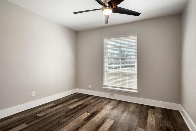 Building Photo - 3-2-2 Beauty Grand Prairie