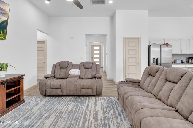 Building Photo - 12614 Amesbury