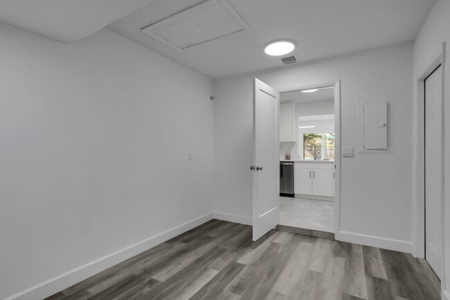 Building Photo - 604 SE 4th Ave