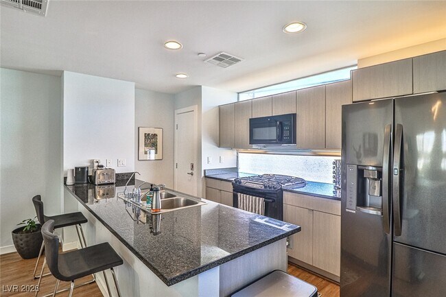 Building Photo - 251 Tower St