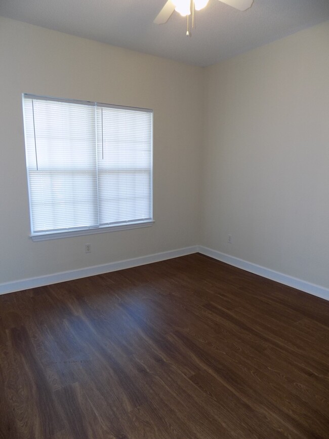 Building Photo - 2 Bedroom, 2 Bath Townhome on Southside Sa...