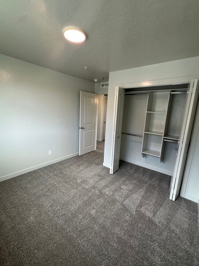 Building Photo - 4095 S Lone Pne Wy
