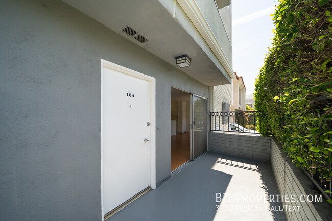 Building Photo - 956 Croft Ave