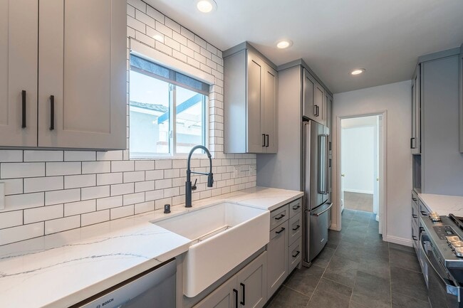 Building Photo - Beautiful Hawthorne Rental In Hollyglen!