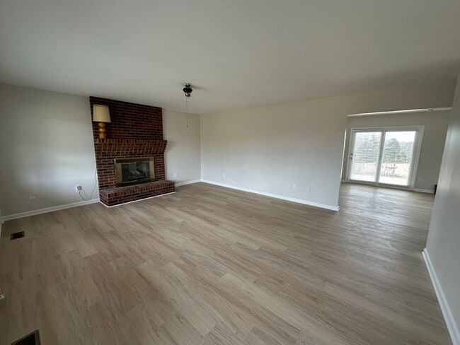 Building Photo - Peaceful Country Living