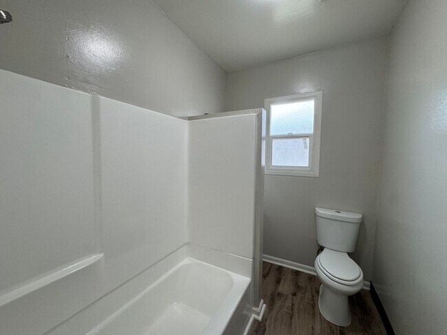 Building Photo - Adorable Oleander Home!