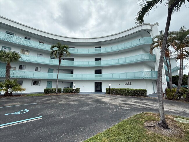 Primary Photo - 300 Waterway Dr S