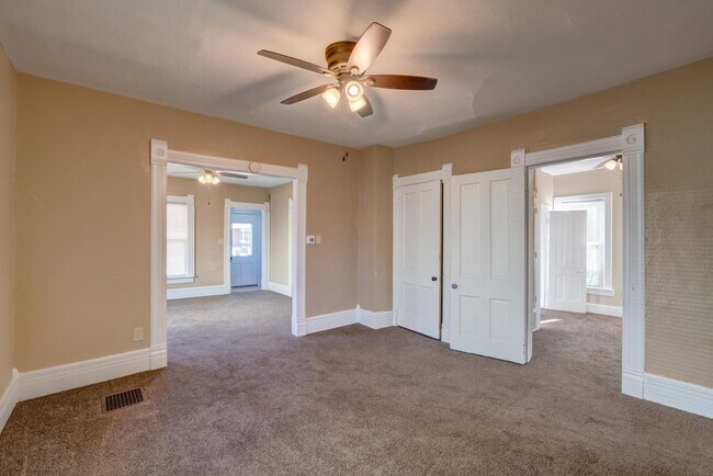 Building Photo - 427 Vernal Ave