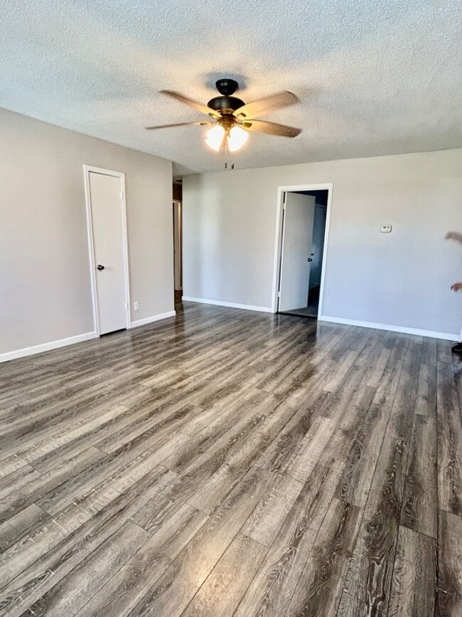 Building Photo - 825 David Ln