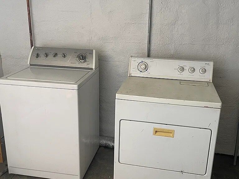 Building Photo - 902 E Prince Rd