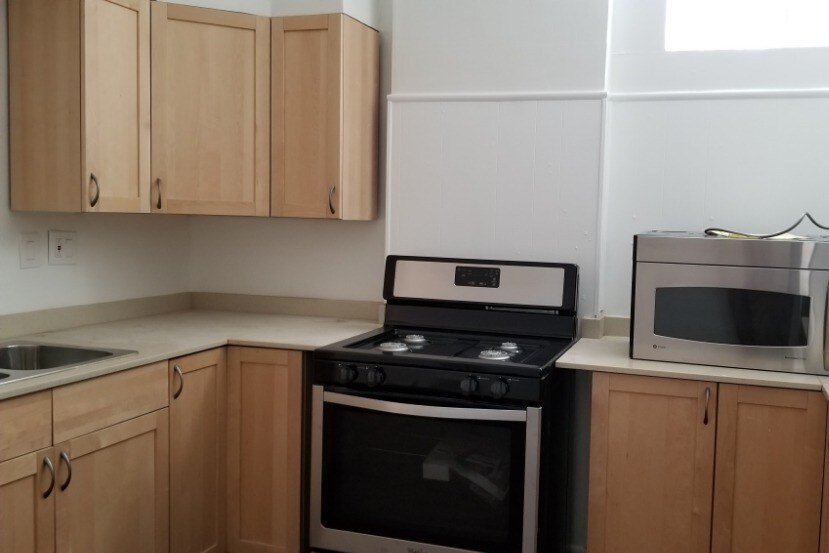 Building Photo - 3042 W Eastwood Ave