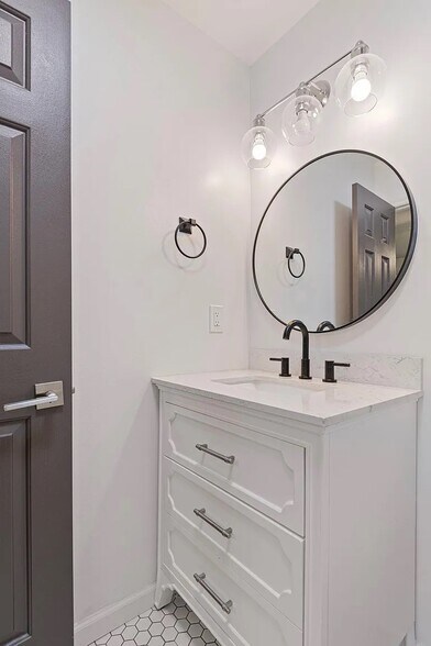 Building Photo - 723 Riverview Dr