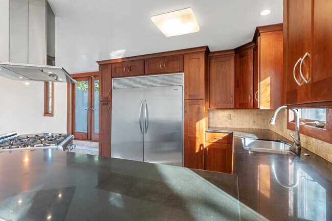 Kitchen Refrigerator, Freezer - 570 Okeefe St