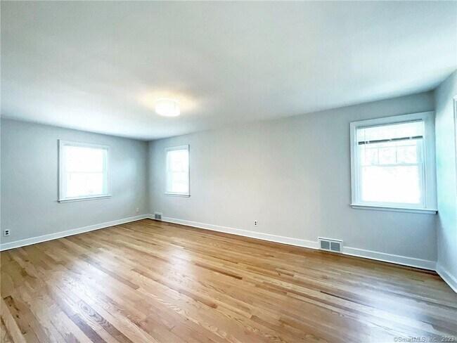 Building Photo - 458 Midland St