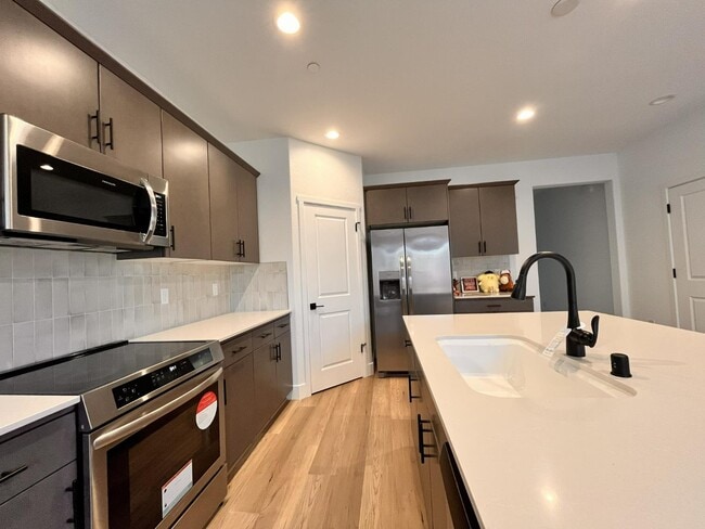 Building Photo - 2827 E Colina Dr