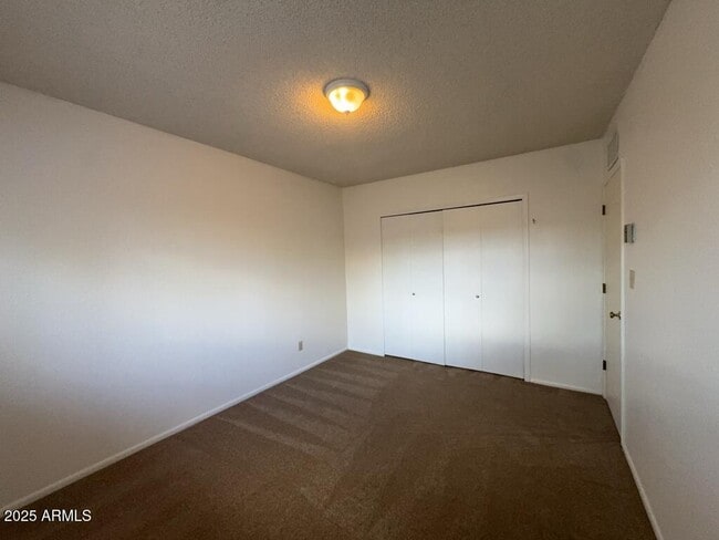 Building Photo - 433 Meadows Dr