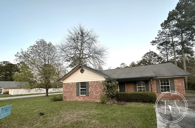 Building Photo - MOVE IN SPECIAL: $250 OFF 1ST MONTH'S RENT!**
