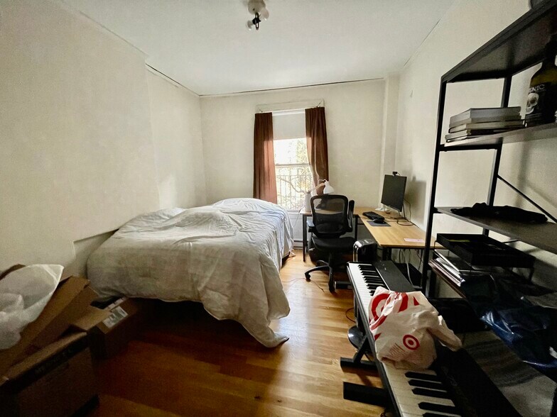 Building Photo - 688 Parker St