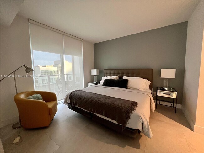 Building Photo - 1300 Brickell Bay Dr