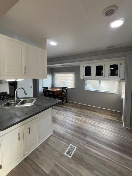 Building Photo - 6501 SE 55th St