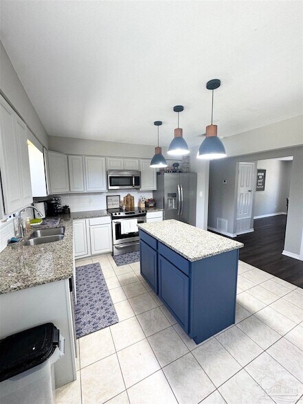 Building Photo - 10936 Oak Valley Dr