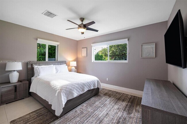 Building Photo - 1019 NE 115th St